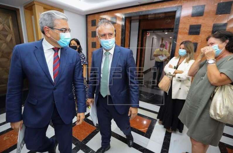 El presidente canario Ángel Víctor Torres (2i) y el vicepresidente y consejero de Hacienda, Román Rodríguez (i) (Foto EFE / Elvira Urquijo A.)